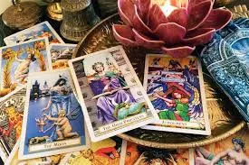 Cartas de tarot sobre mesa decorada
